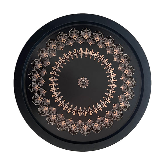 صينية دائرية بلاستيكية باللون الأسود (46.5 سم) بنمط زخرفي باللون الذهبي والاسود