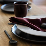 مناديل سفرة STOCKHOLM 2025 (منديلين) باللون البرغندي