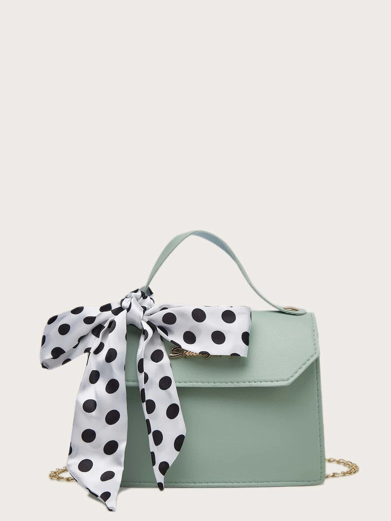 حقيبة عصرية بألوان مختلفة