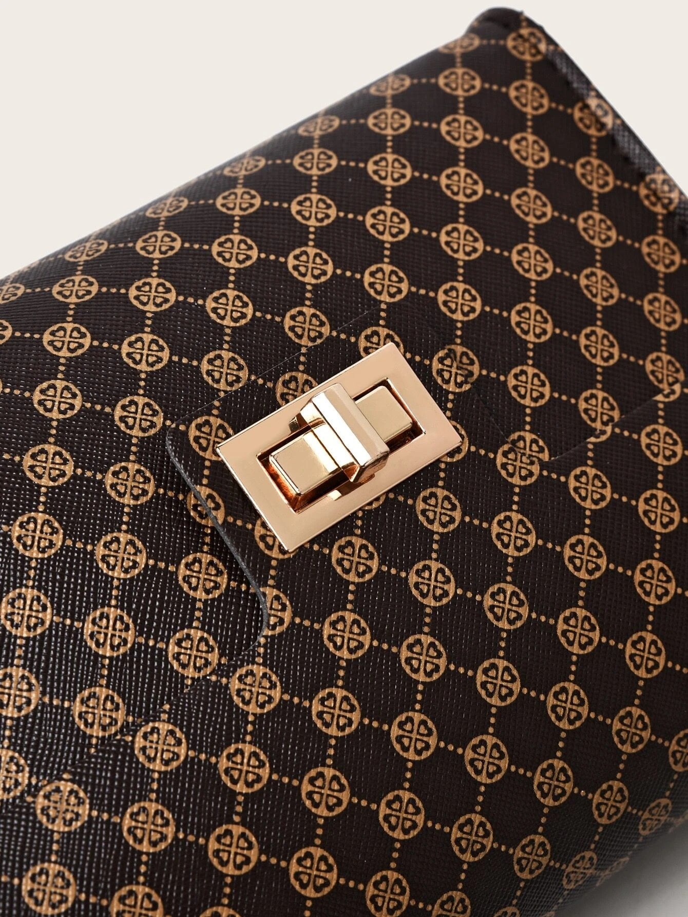 حقيبة برسومات هندسية